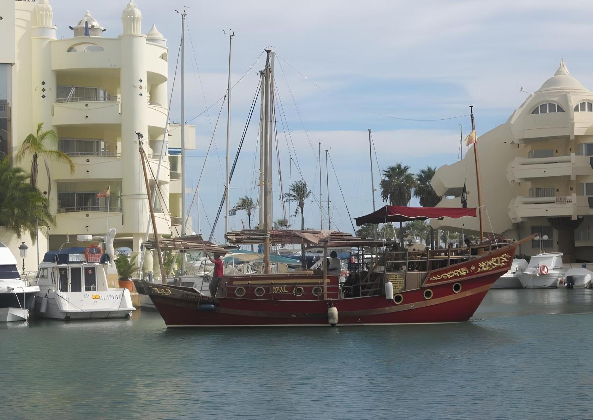 Next To Puerto Marina And The Beach Benalmadena Bagian luar foto