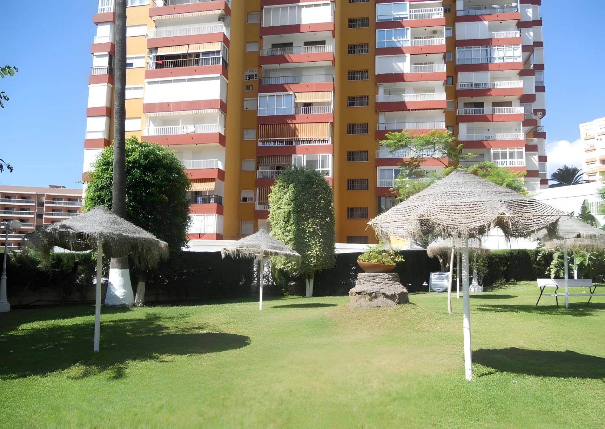 Next To Puerto Marina And The Beach Benalmadena Bagian luar foto
